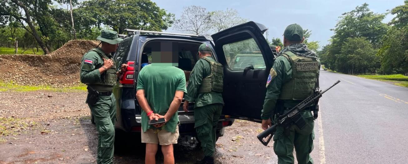 Policía de Fronteras detiene a un adulto requerido por una  investigación judicial cuando intentaba sacar del país a un menor de edad
