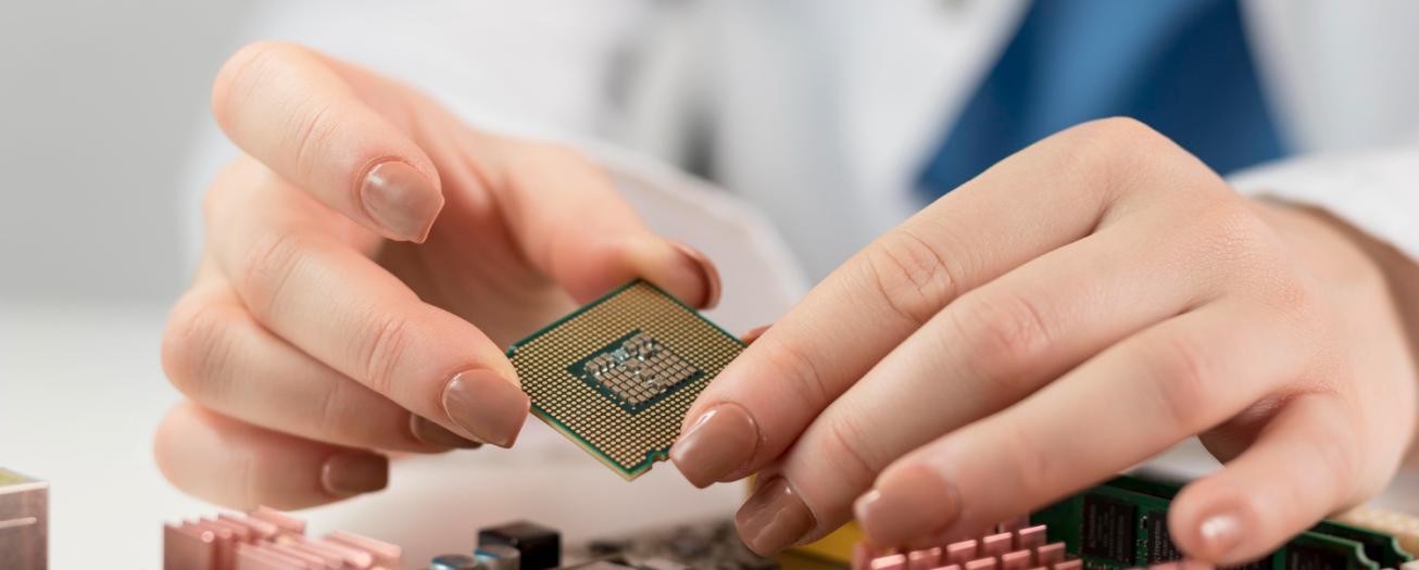 Alianza CRUSA–UCR pone a disposición becas para formar talento en la industria de semiconductores