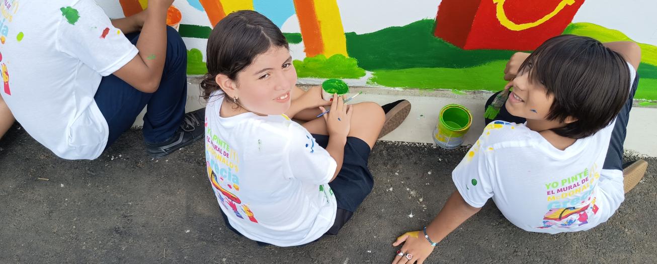 Estudiantes de la escuela de Peralta pintan mural del nuevo McDonald’s