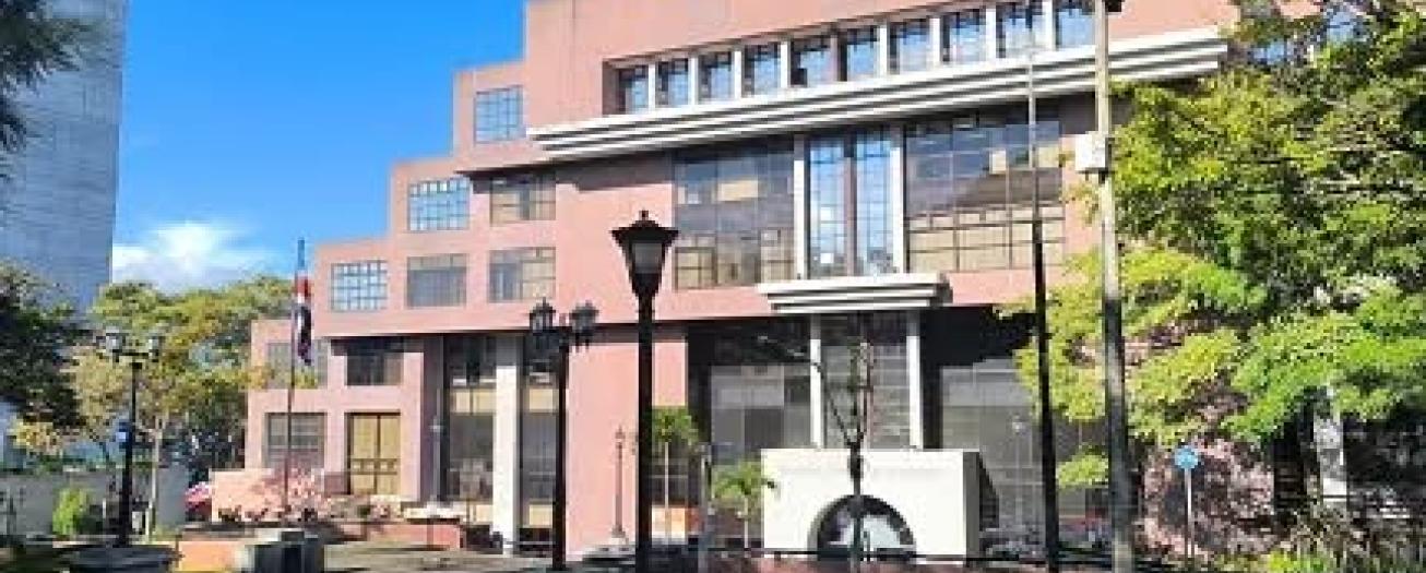 TSE subraya que está prohibido que fiscales de partidos políticos intervengan en el voto asistido, acompañando  a la persona electora