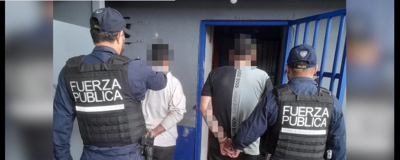 Fuerza Pública de Grecia detiene a dos sujetos tras evadir control y lanzar 2.5 kilos de droga