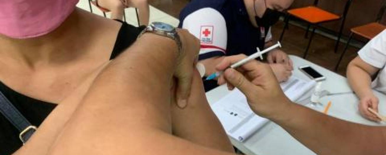 Firmado decreto que hace obligatoria la vacuna contra COVID-19 en el sector público