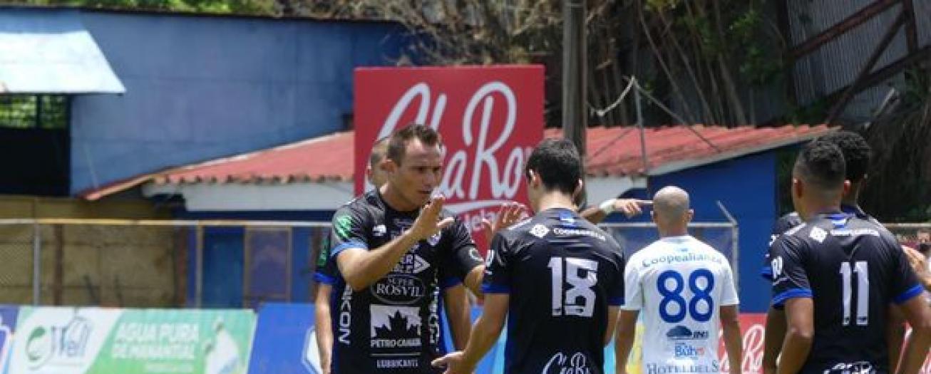 Grecia gana, juega bien y alcanza las primeras posiciones 