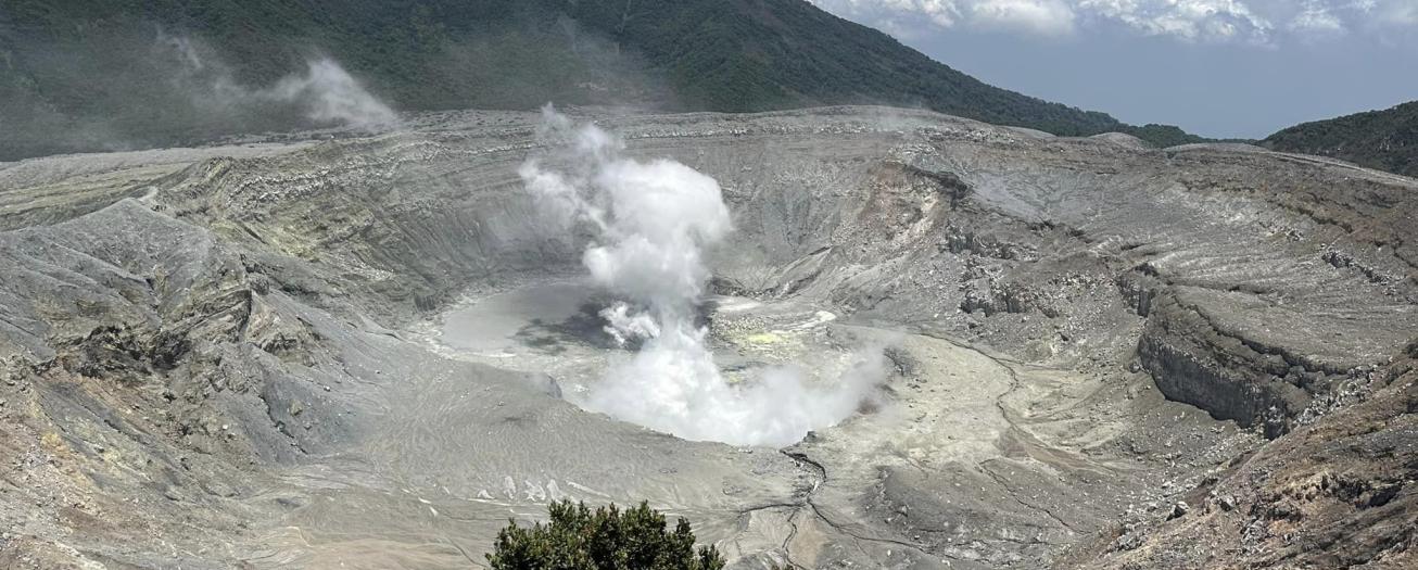 Salud alerta sobre caída de cenizas y gases del volcán Poás