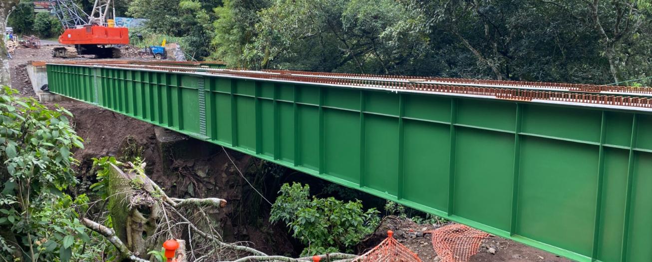 Comenzó colocación de vigas metálicas de nuevo puente sobre río Poás 