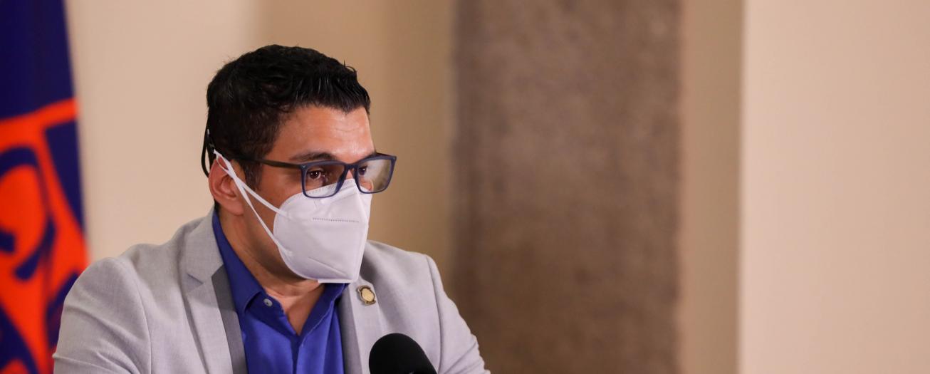 Hospitalizaciones COVID-19 bajan pero cantidad de personas en UCI sigue siendo mayor a capacidad óptima