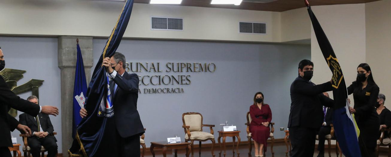 Presidente Alvarado entrega al Tribunal Supremo de Elecciones  mando de la Fuerza Pública y de la Policía de Tránsito
