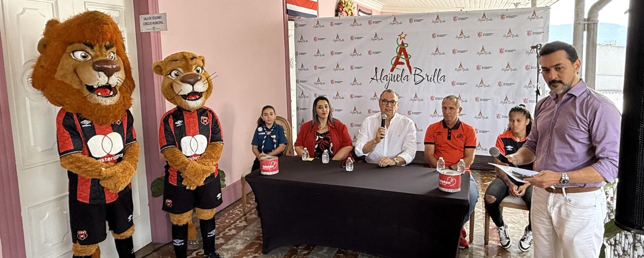 “Alajuela Brilla 2024”: Un desfile navideño lleno de magia y espectáculo para toda la familia