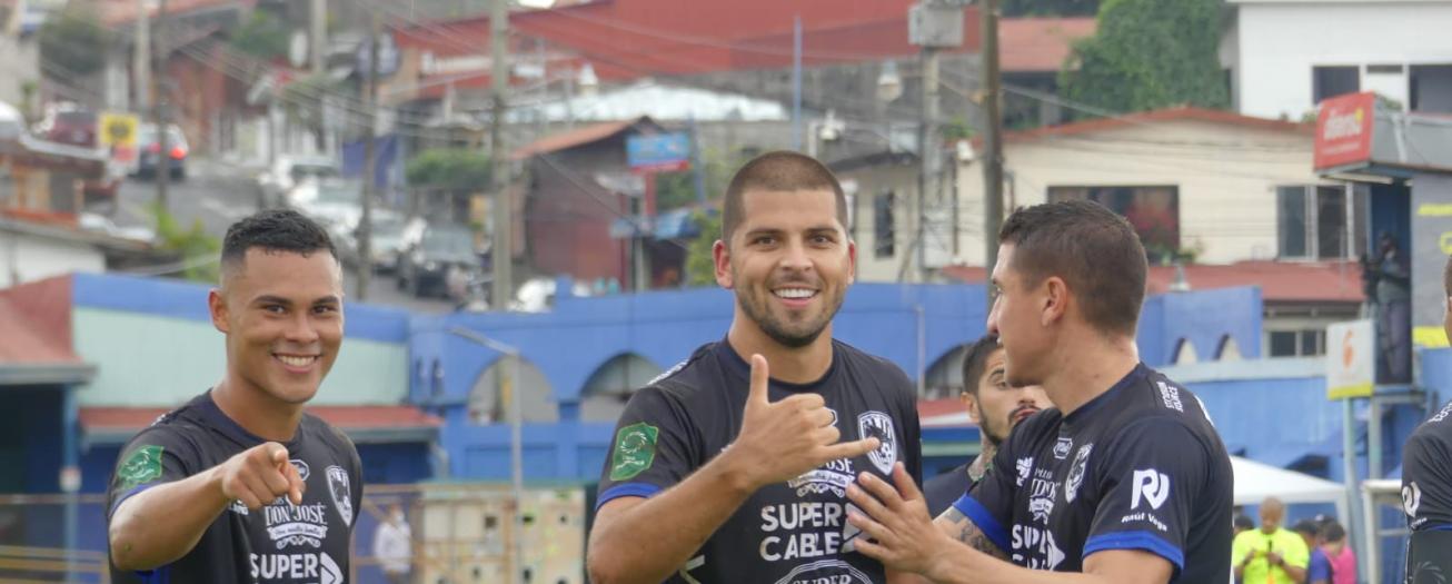 Grecia gana y se mete en zona de clasificación