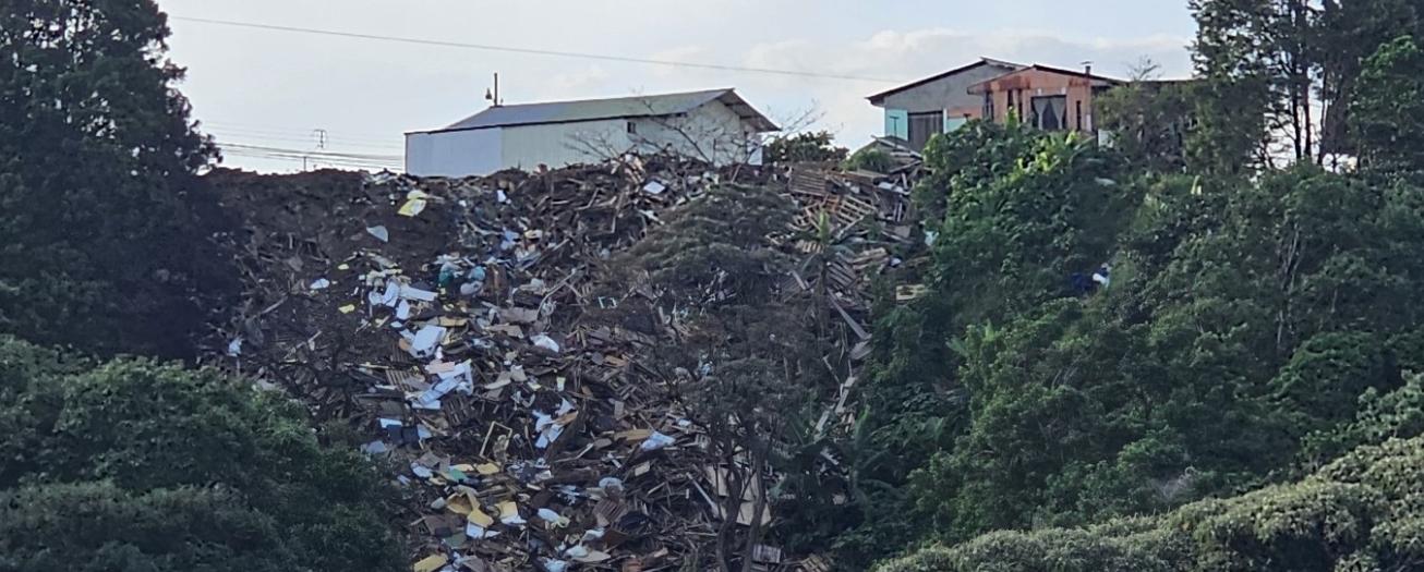Botadero ilegal de basura pone en peligro la salud, la vida y los mantos acuíferos en el Cajón de los Ángeles, Grecia