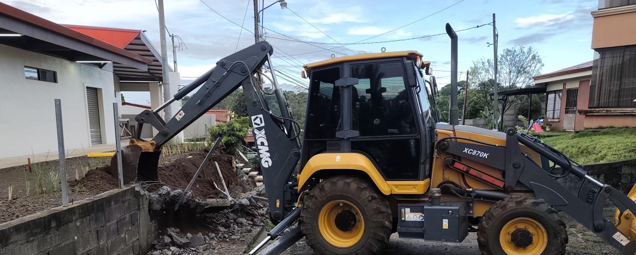 Municipalidad de Grecia inicia demoliciones y recuperación del derecho de vía