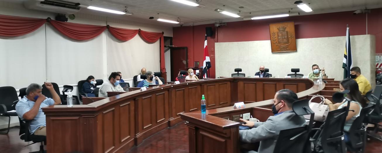 Concejo Municipal tendrá debate entre funcionarios por atrasos en permisos de construcción