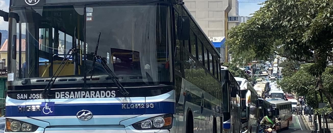 Autobuseros y taxistas se manifiestan en defensa de la regulación del transporte público y sus usuarios 